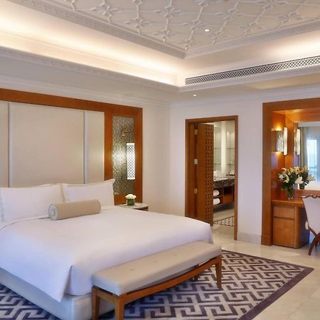 알 부스탄 팰리스, 리츠-칼튼 호텔 무스카트 외부 사진 A bedroom at the Taj Mahal Palace
