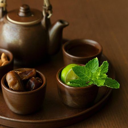 알 부스탄 팰리스, 리츠-칼튼 호텔 무스카트 외부 사진 A Japanese tea set