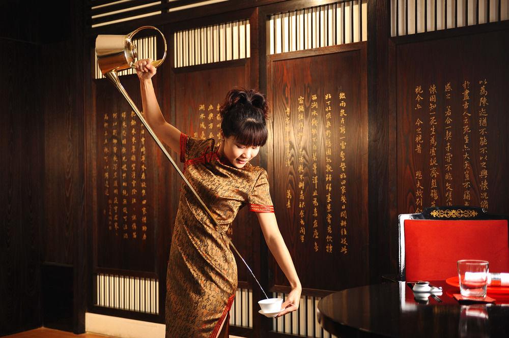 알 부스탄 팰리스, 리츠-칼튼 호텔 무스카트 외부 사진 A geisha in a restaurant