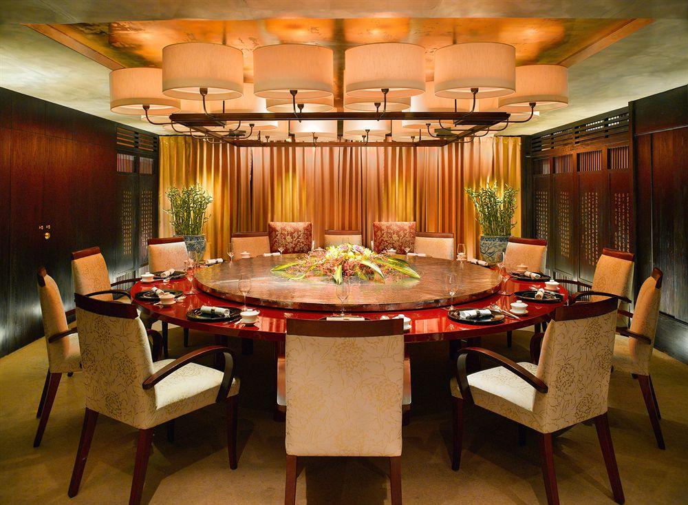 알 부스탄 팰리스, 리츠-칼튼 호텔 무스카트 외부 사진 A private dining room at a restaurant in Hong Kong