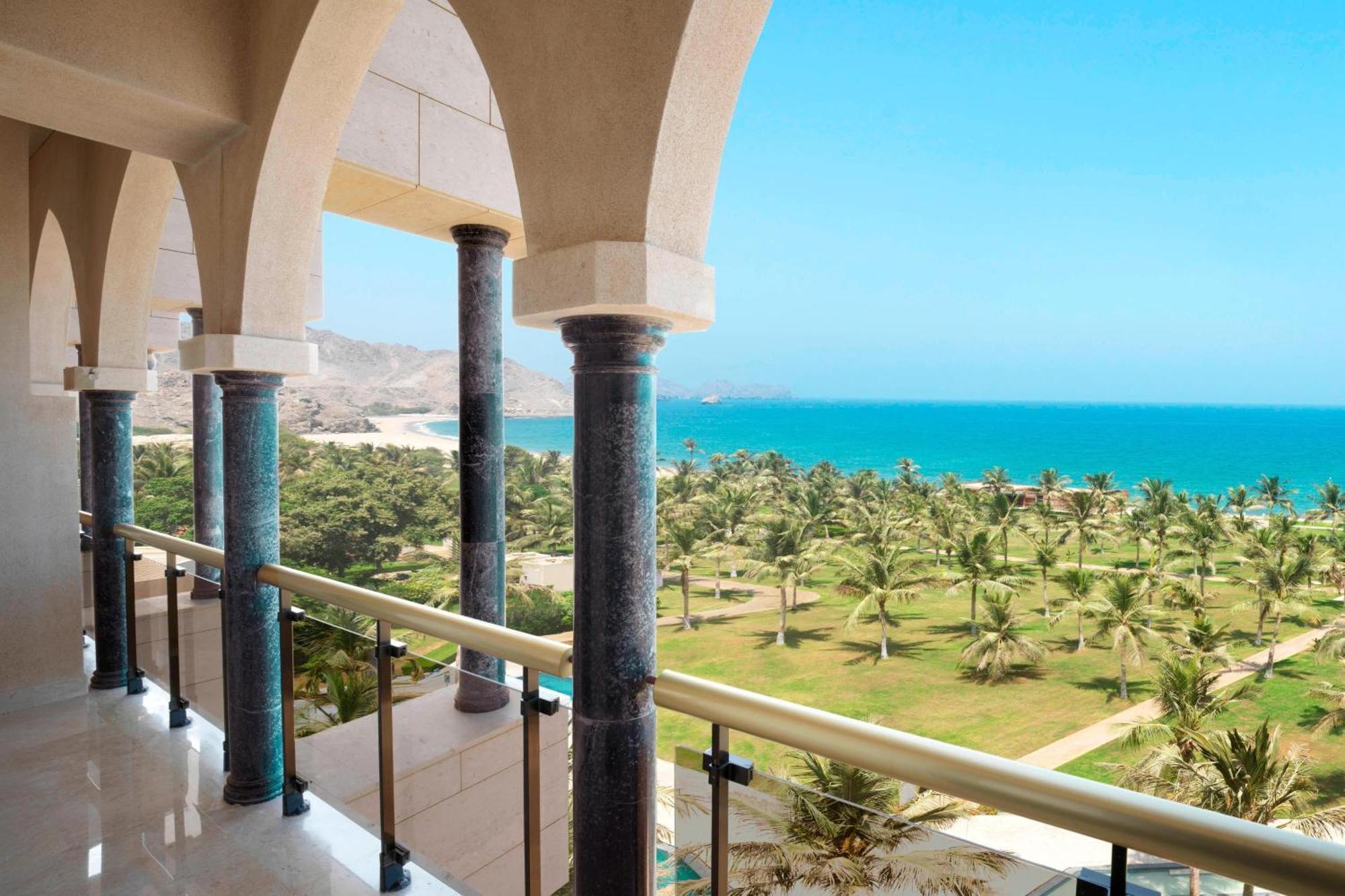 알 부스탄 팰리스, 리츠-칼튼 호텔 무스카트 외부 사진 View of the beach from the hotel