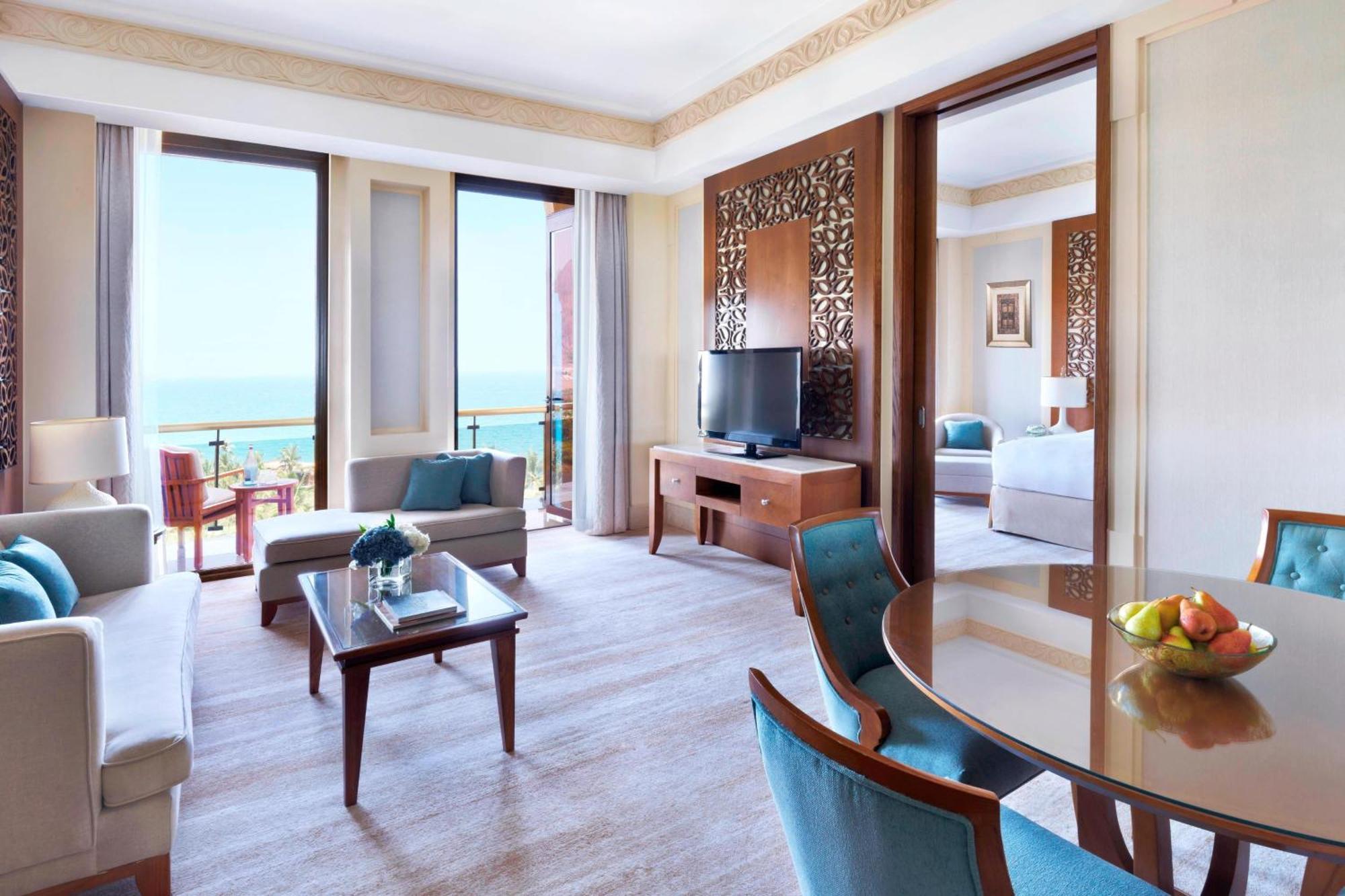 알 부스탄 팰리스, 리츠-칼튼 호텔 무스카트 외부 사진 A suite at the Jumeirah Atlantis