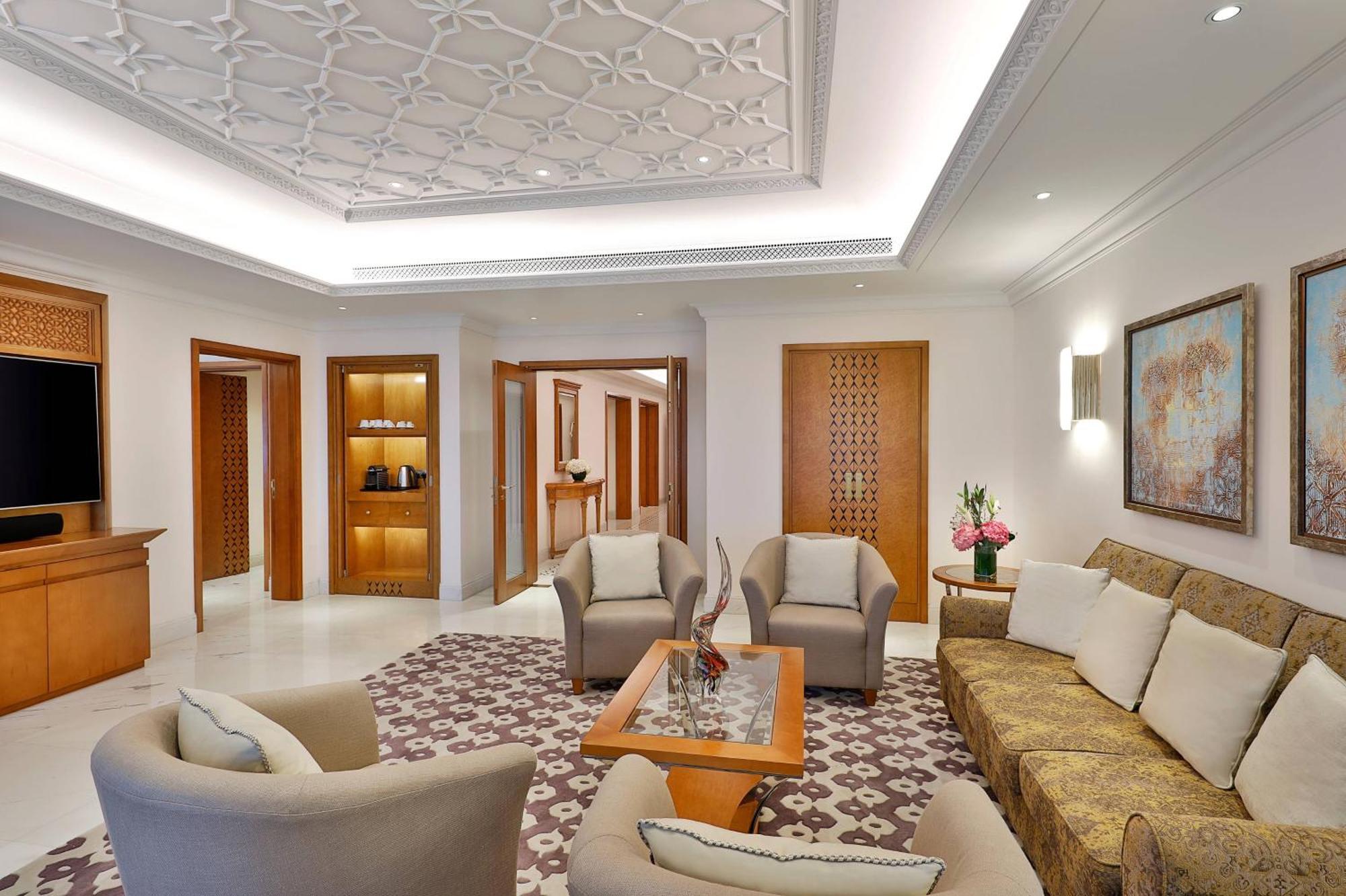 알 부스탄 팰리스, 리츠-칼튼 호텔 무스카트 외부 사진 A suite at the Jumeirah Emirates Towers Hotel
