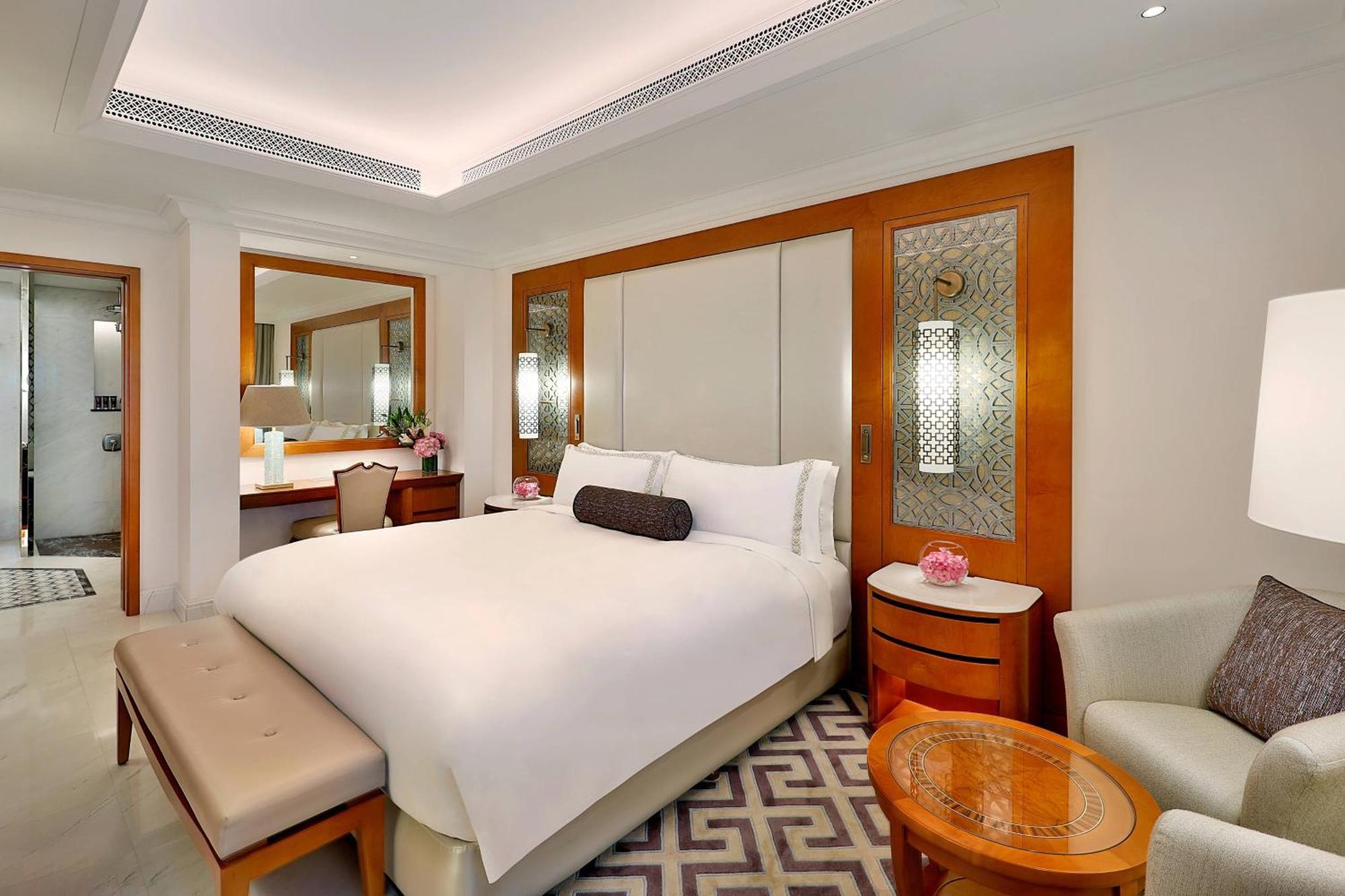 알 부스탄 팰리스, 리츠-칼튼 호텔 무스카트 외부 사진 A room at the Taj Mahal Palace