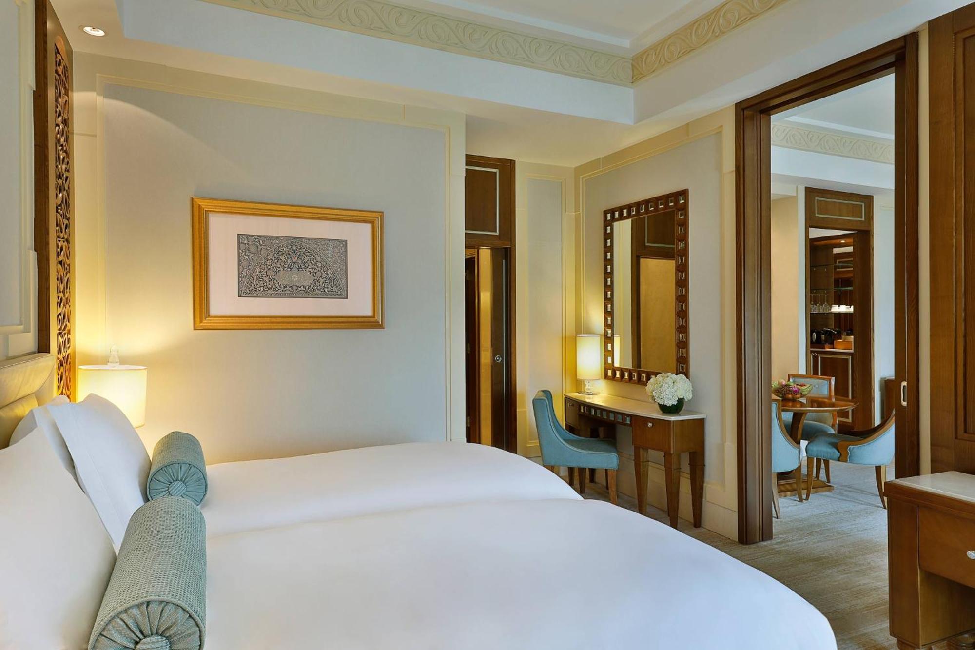알 부스탄 팰리스, 리츠-칼튼 호텔 무스카트 외부 사진 A bedroom at the Jumeirah Emirates Towers Hotel