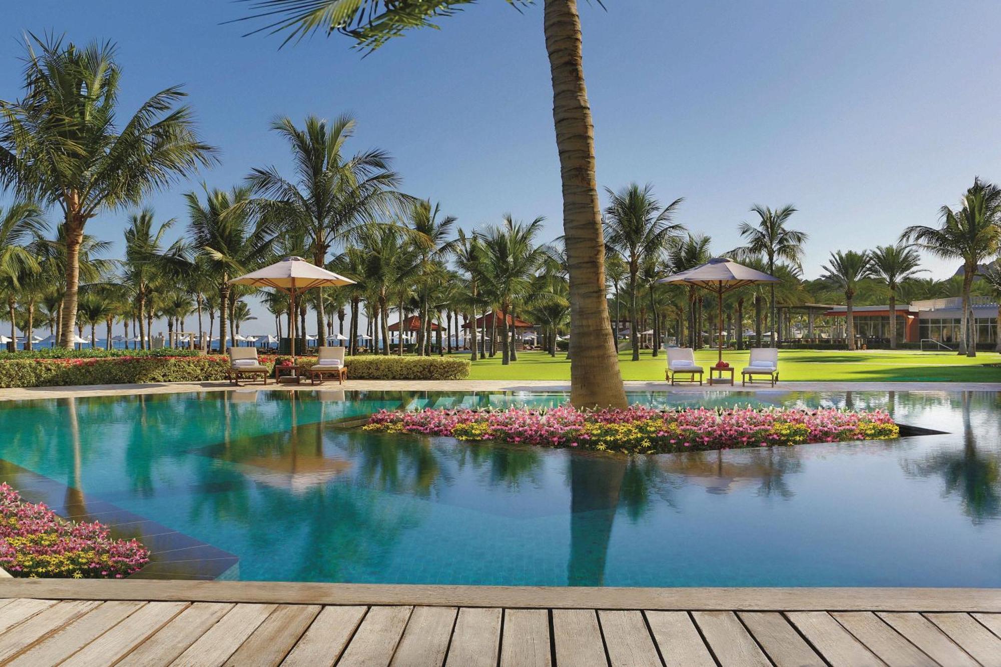 알 부스탄 팰리스, 리츠-칼튼 호텔 무스카트 외부 사진 The pool at the Four Seasons Resort