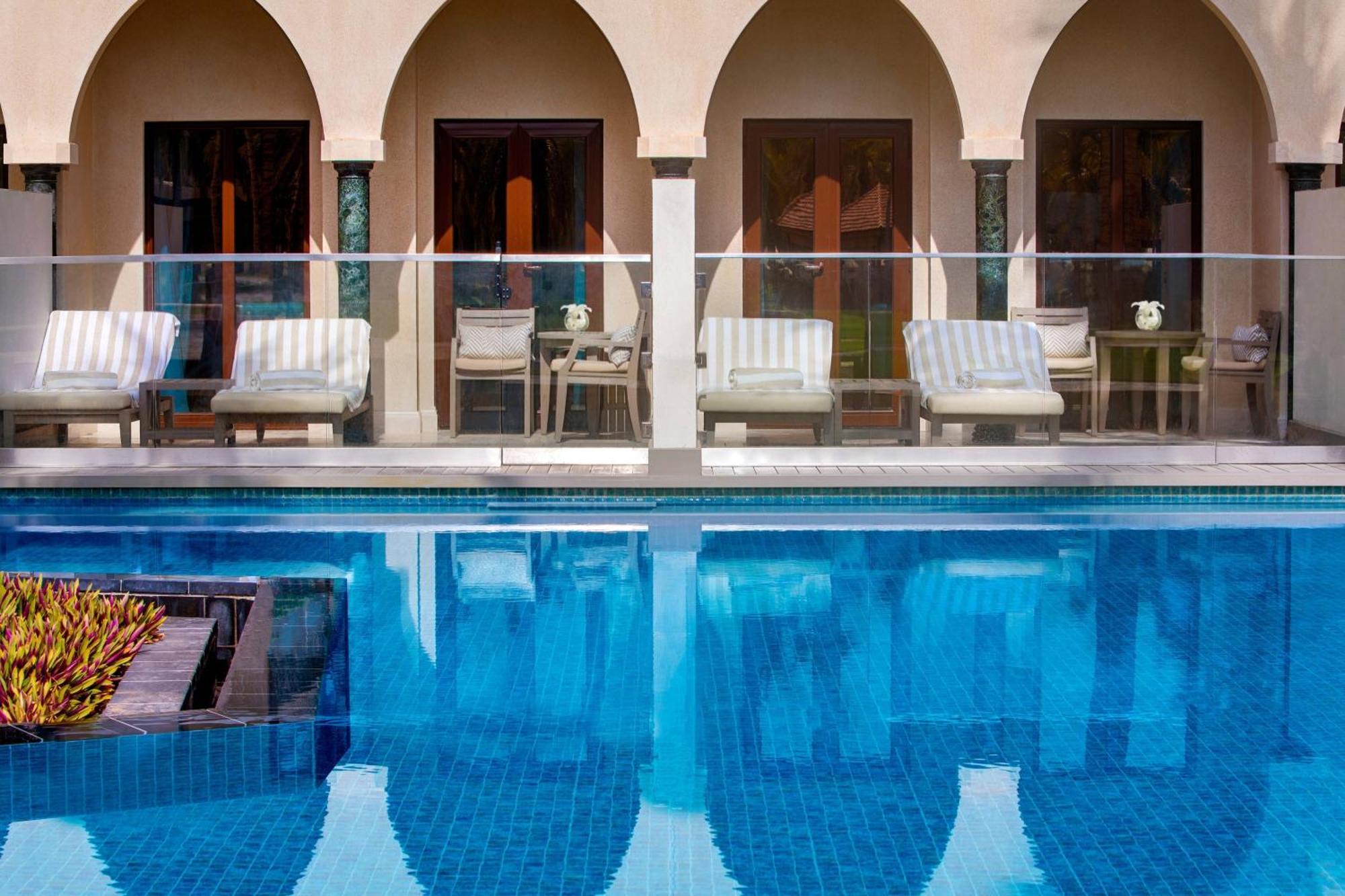 알 부스탄 팰리스, 리츠-칼튼 호텔 무스카트 외부 사진 The swimming pool at the hotel