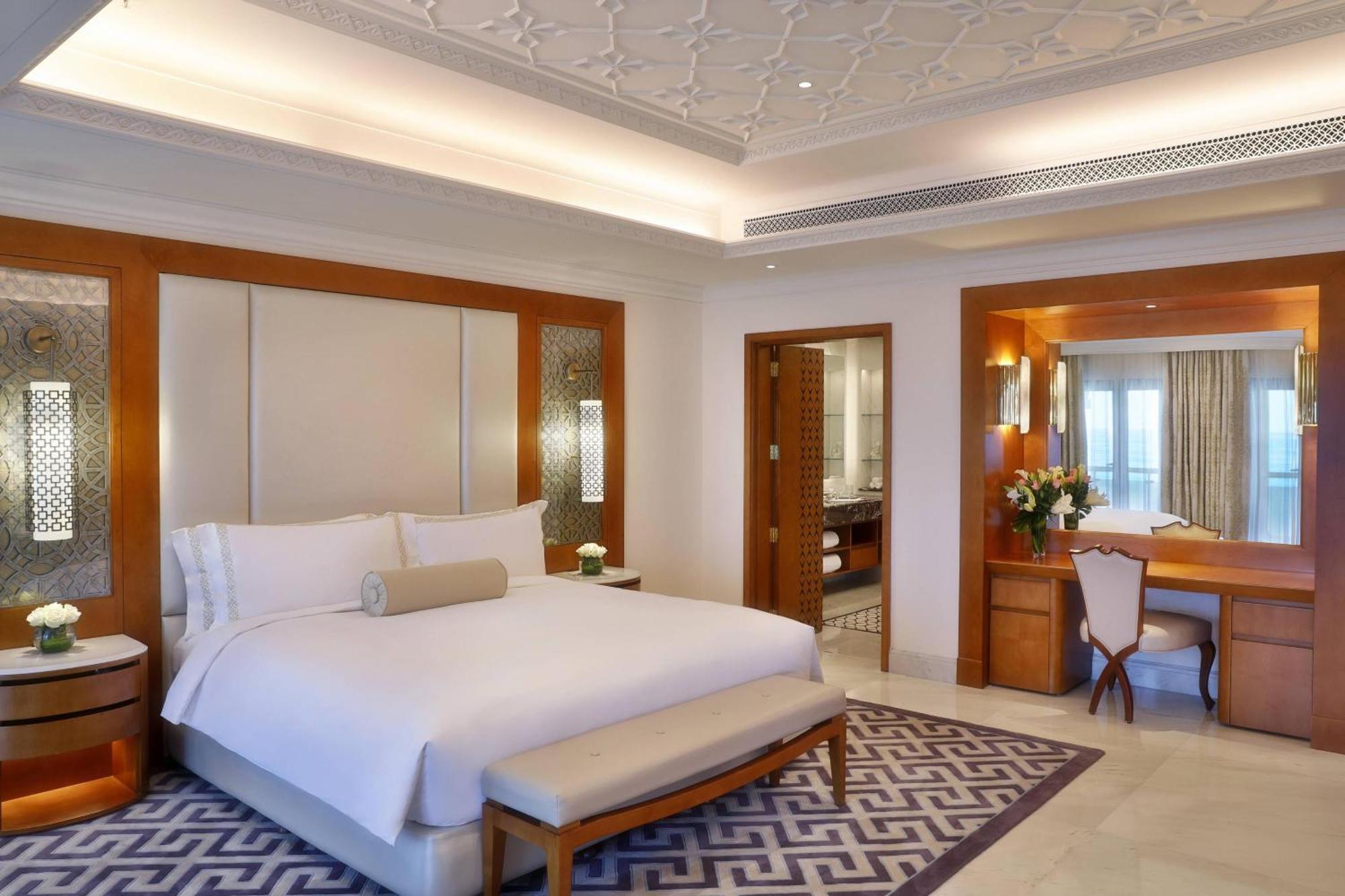 알 부스탄 팰리스, 리츠-칼튼 호텔 무스카트 외부 사진 A bedroom at the Taj Mahal Palace
