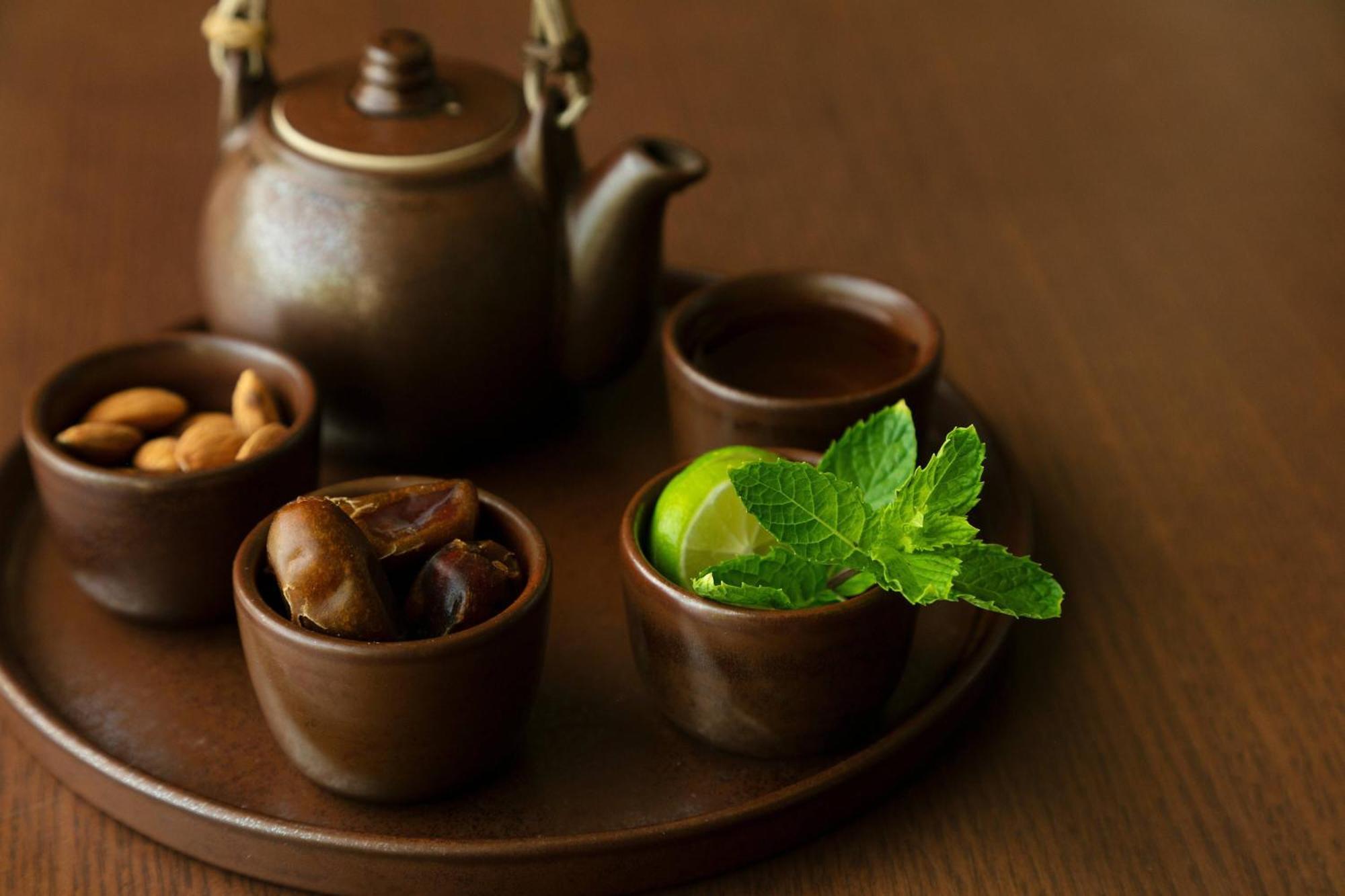 알 부스탄 팰리스, 리츠-칼튼 호텔 무스카트 외부 사진 A Japanese tea set