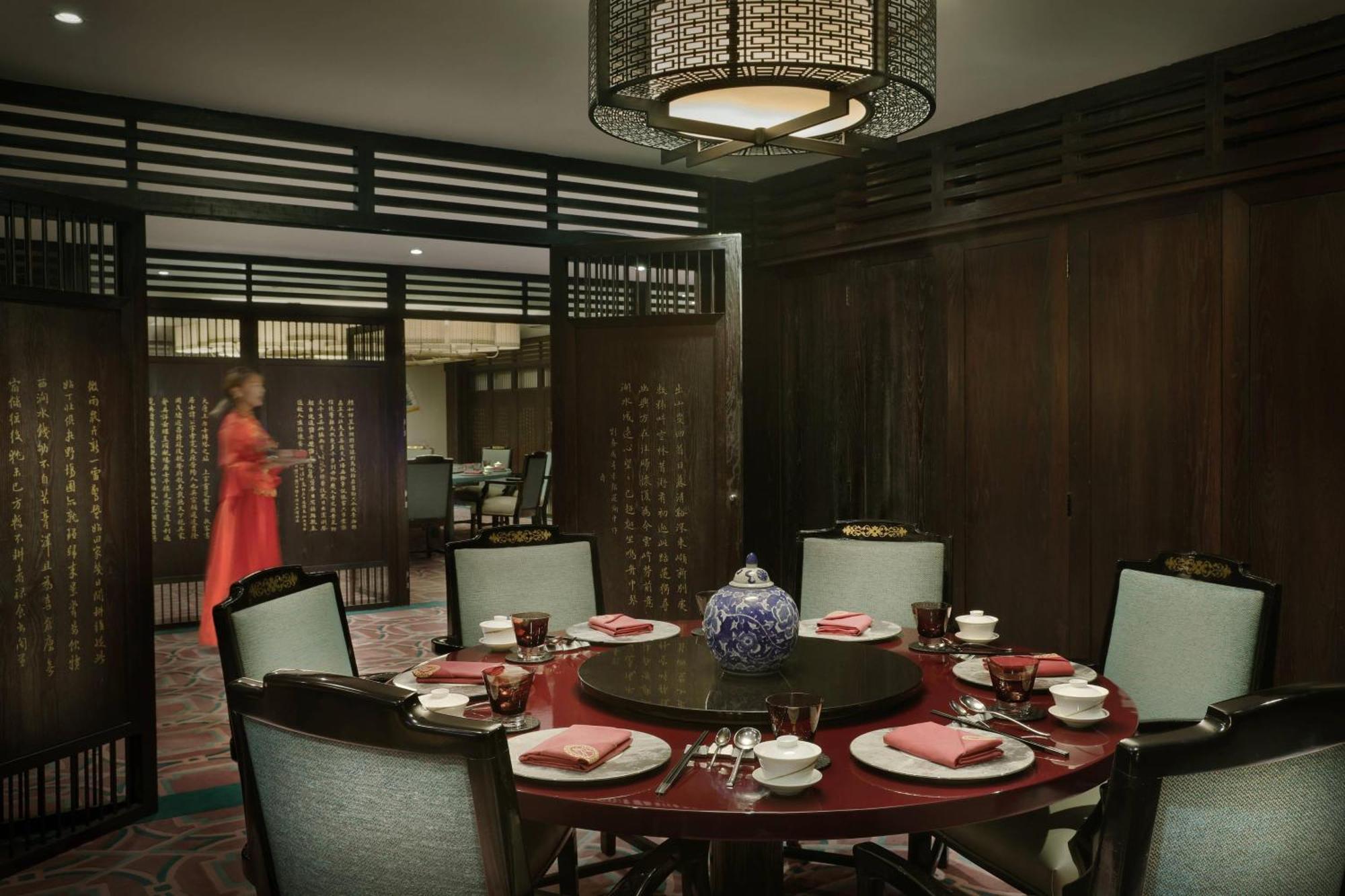 알 부스탄 팰리스, 리츠-칼튼 호텔 무스카트 외부 사진 A private dining room at the restaurant