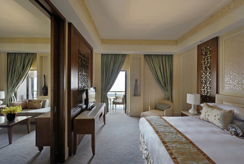 알 부스탄 팰리스, 리츠-칼튼 호텔 무스카트 객실 사진 A guest room at the Jumeirah Emirates Towers Hotel